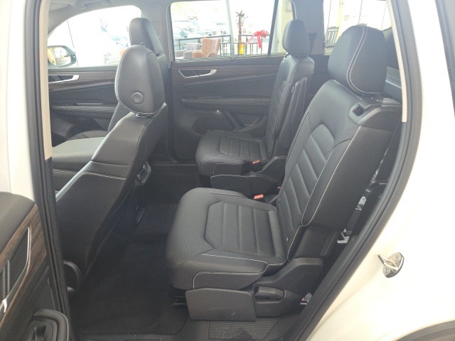 2025 Volkswagen Atlas SEL photo 16