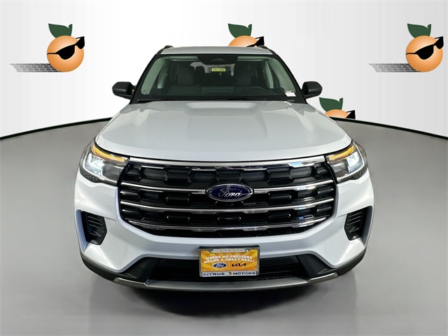 2025 Ford Explorer photo 2