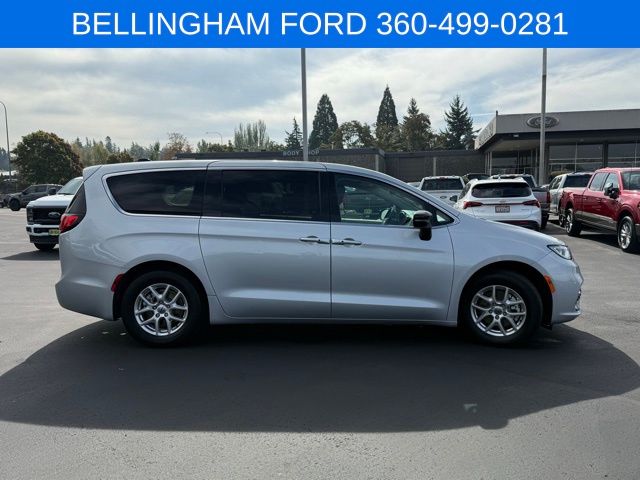 2024 Chrysler Pacifica Touring L photo 4