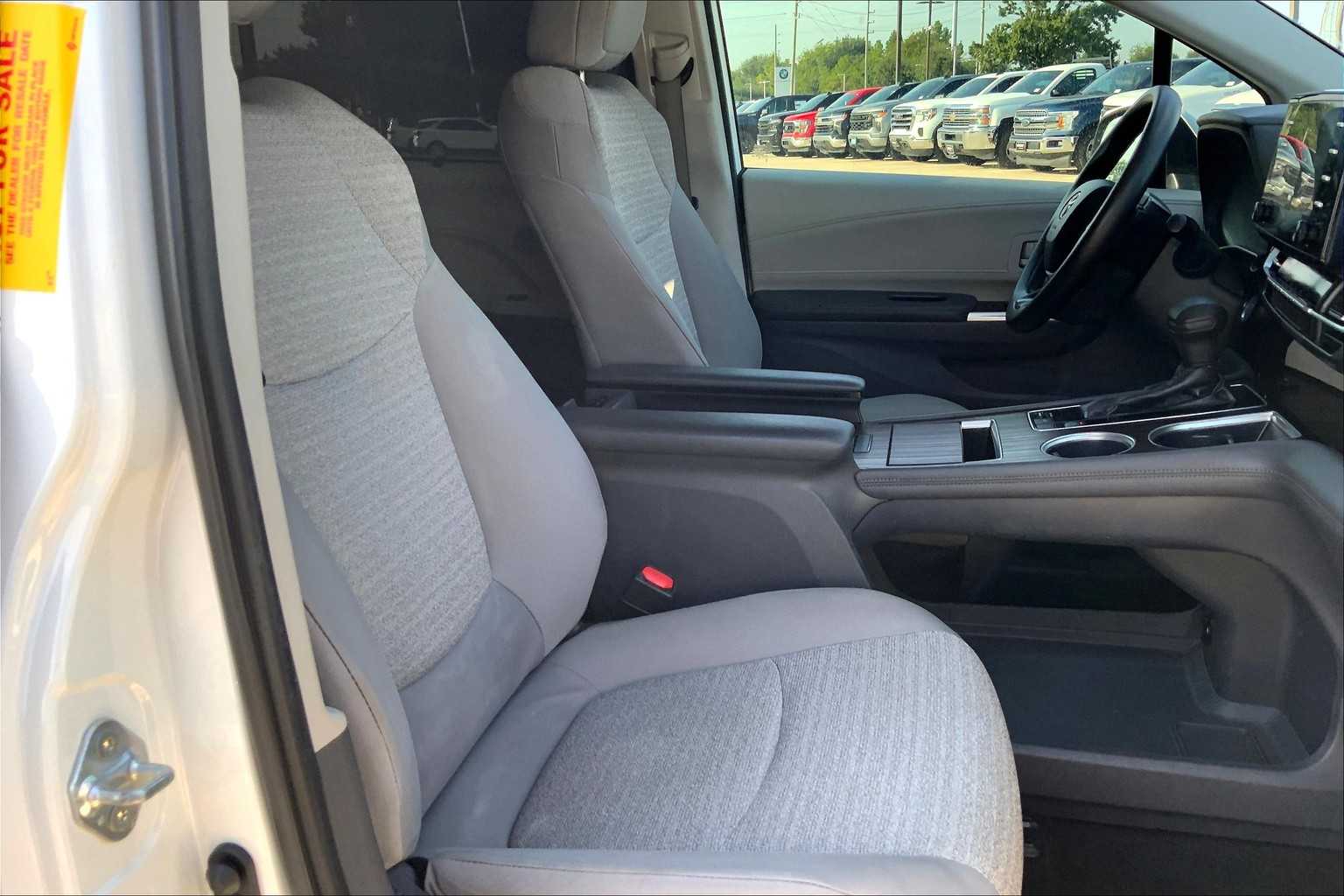 2021 Toyota Sienna LE photo 8