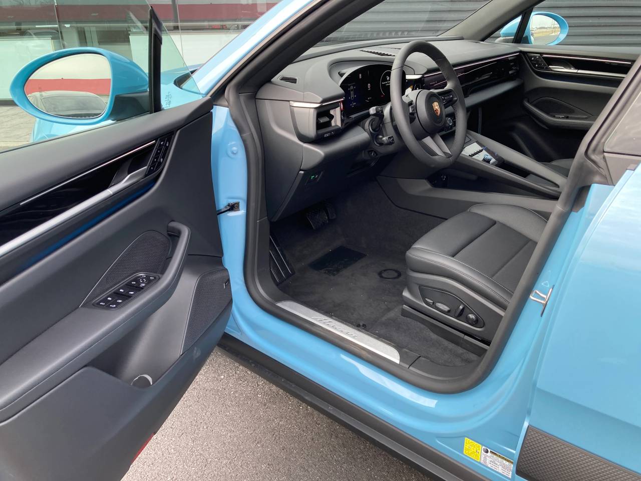 2025 Porsche Macan Electric photo 4