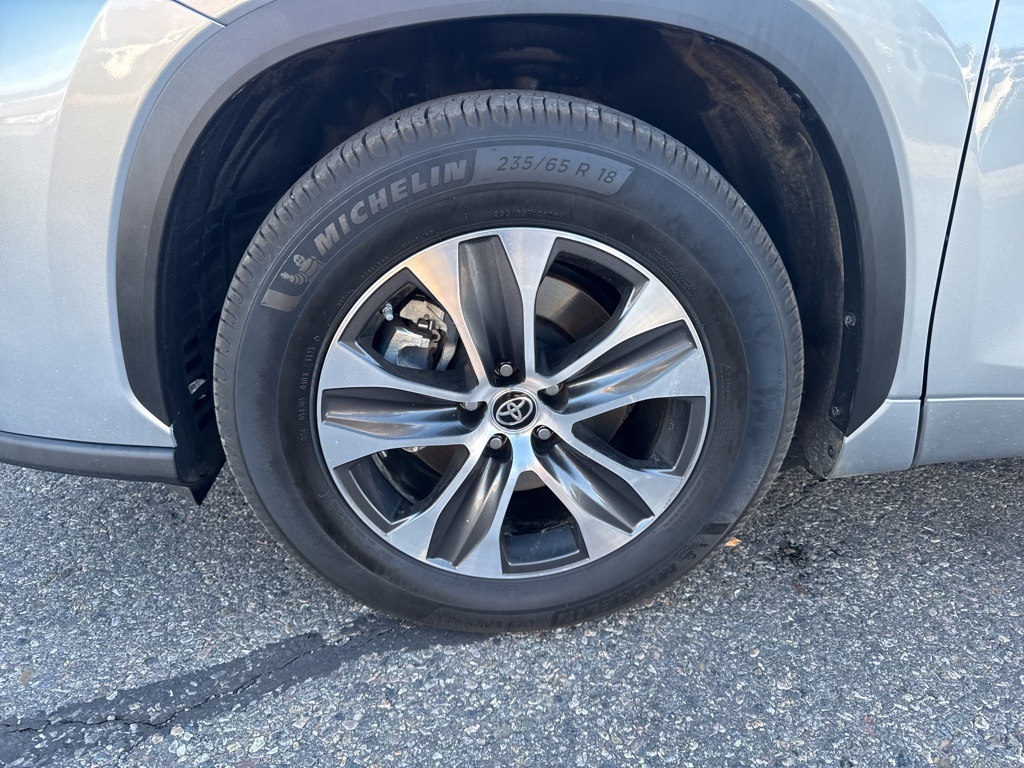 2021 Toyota Highlander XLE photo 3