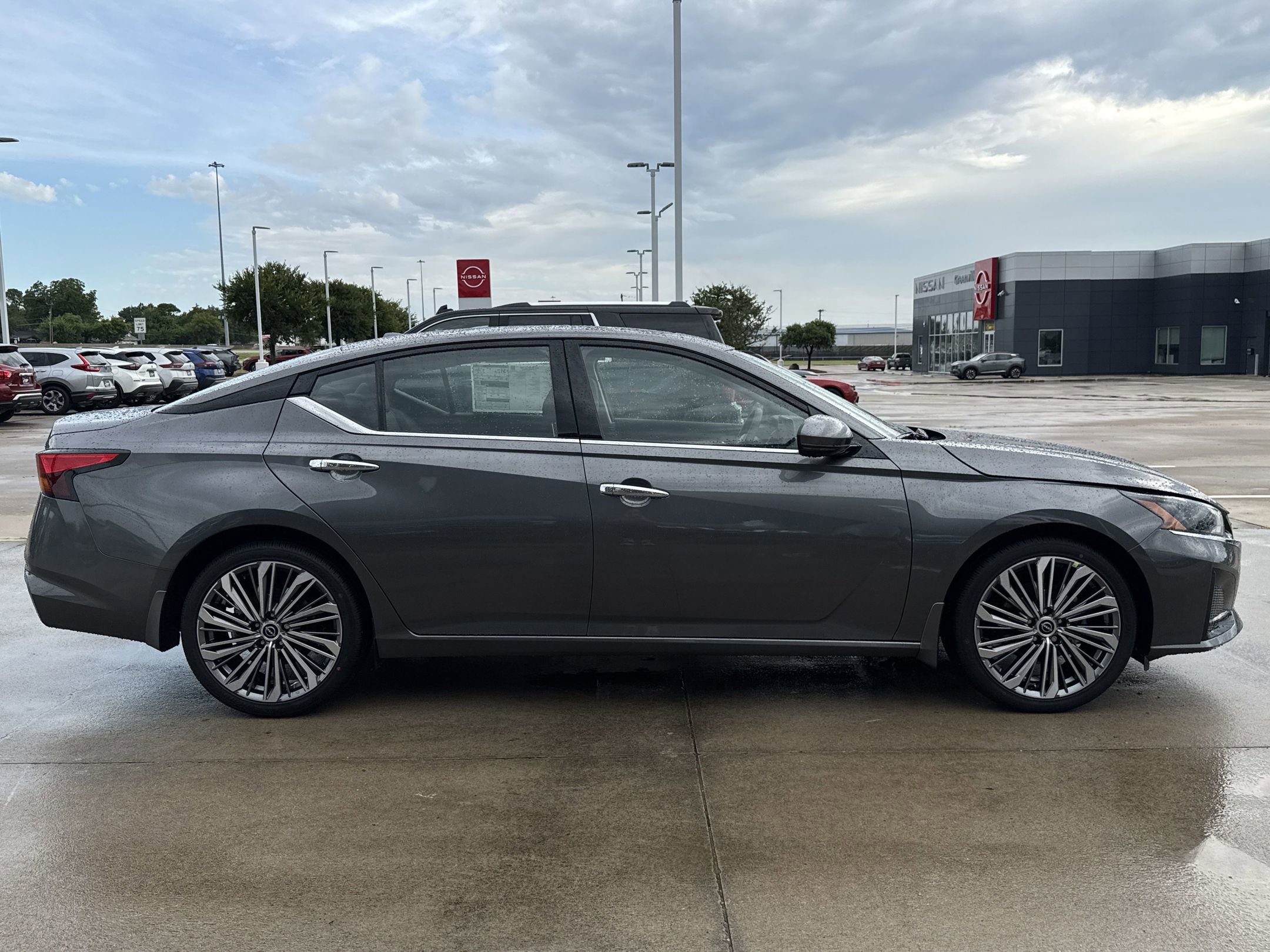 2025 Nissan Altima SL photo 7