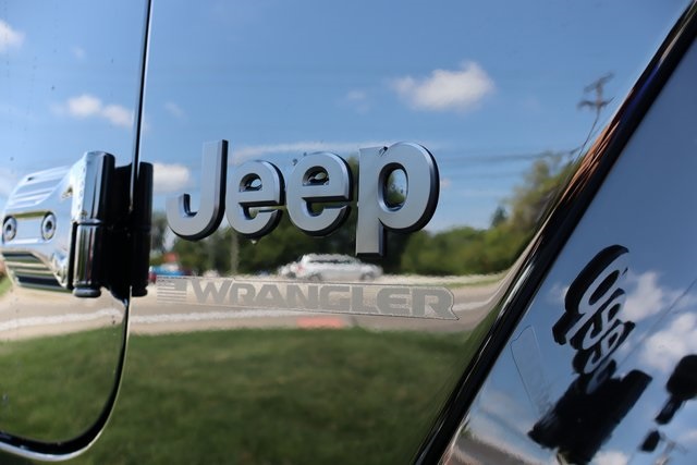 2025 Jeep Wrangler Sahara photo 2