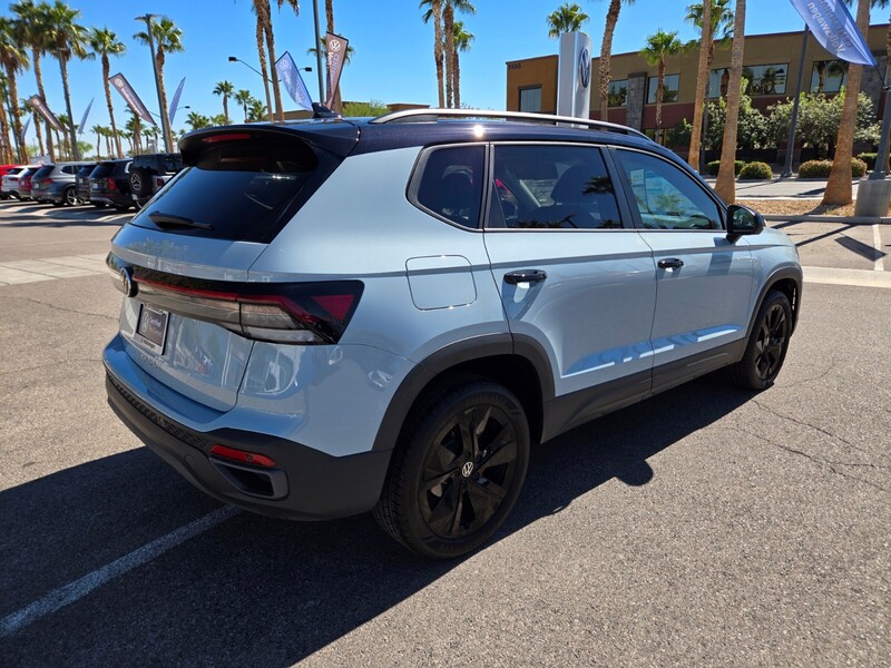 2025 Volkswagen Taos SE photo 3