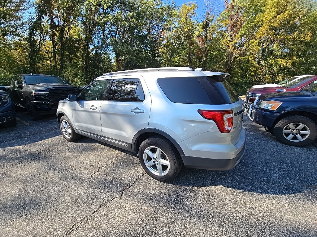 2017 Ford Explorer XLT photo 3