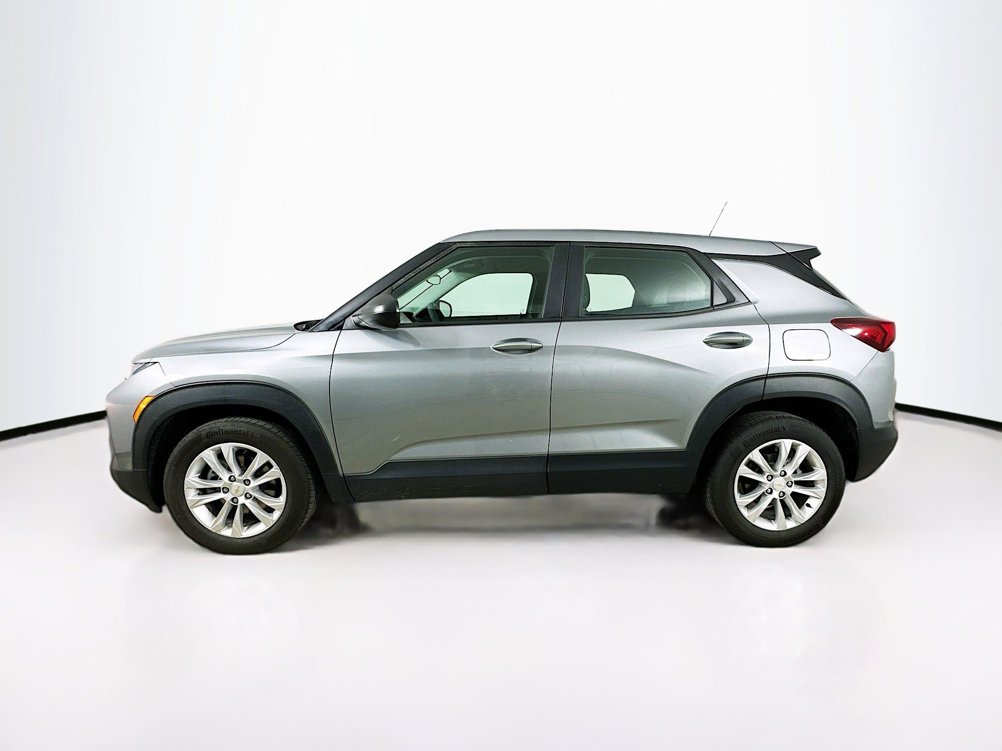 2023 Chevrolet Trailblazer LS photo 2