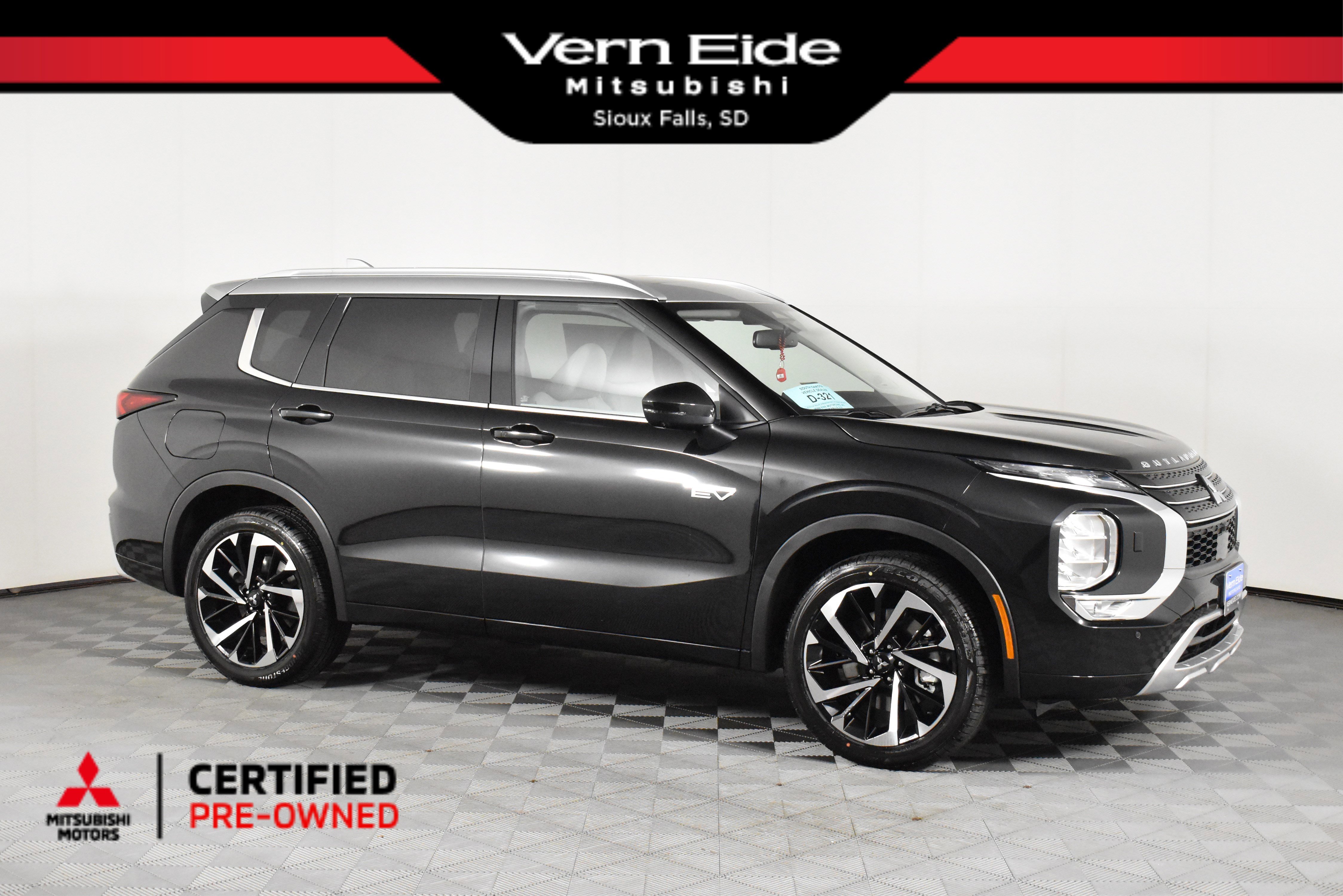 2025 Mitsubishi Outlander Plug-in Hybrid Platinum Edition's photo