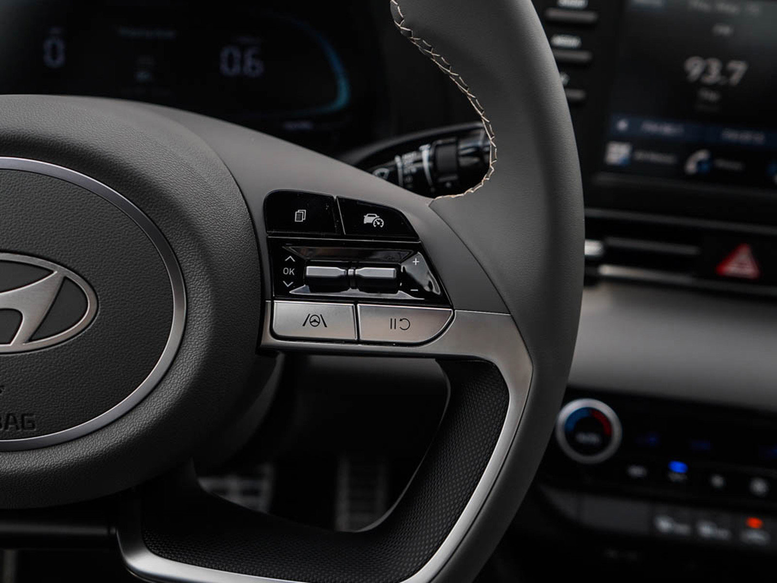 2025 Hyundai Elantra SEL Sport photo 18