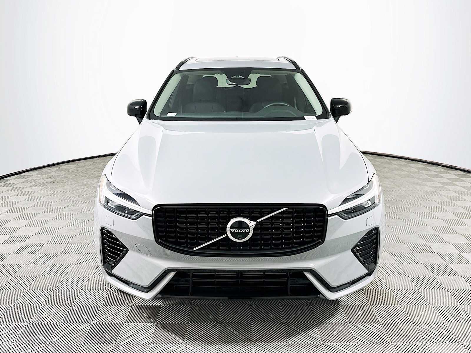 2025 Volvo XC60 T8 Plus photo 2