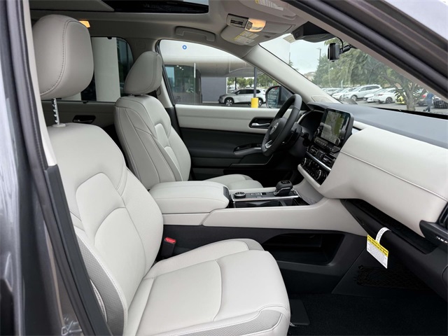 2025 Nissan Pathfinder SL photo 14