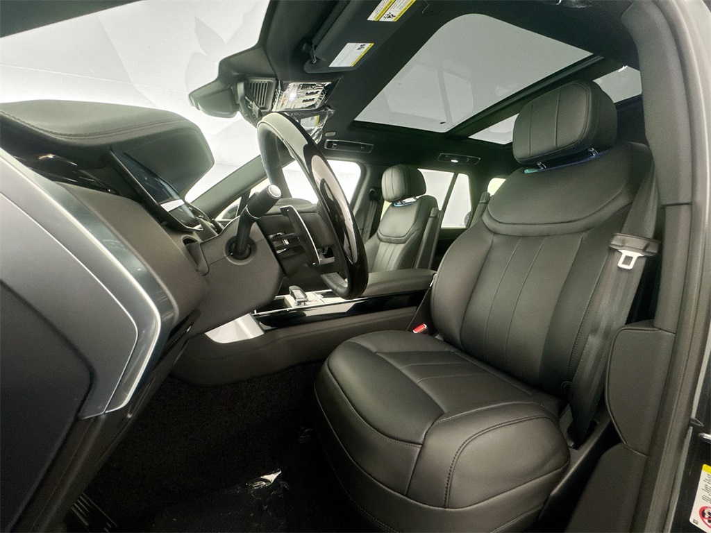 2025 Land Rover Range Rover SE photo 18