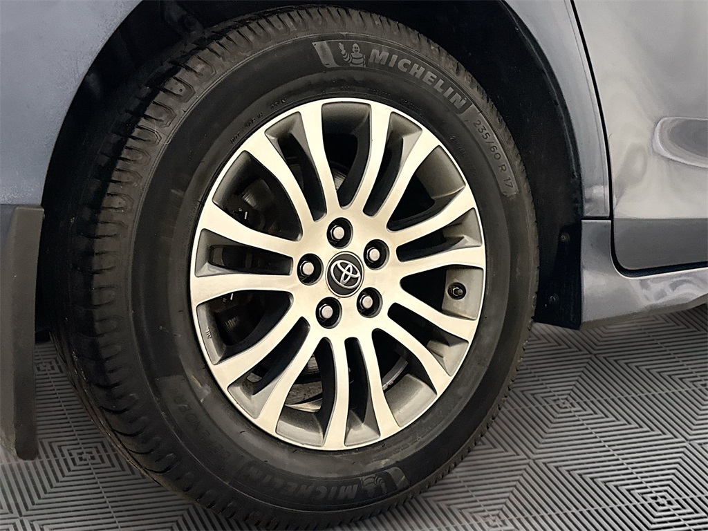 2020 Toyota Sienna XLE photo 19