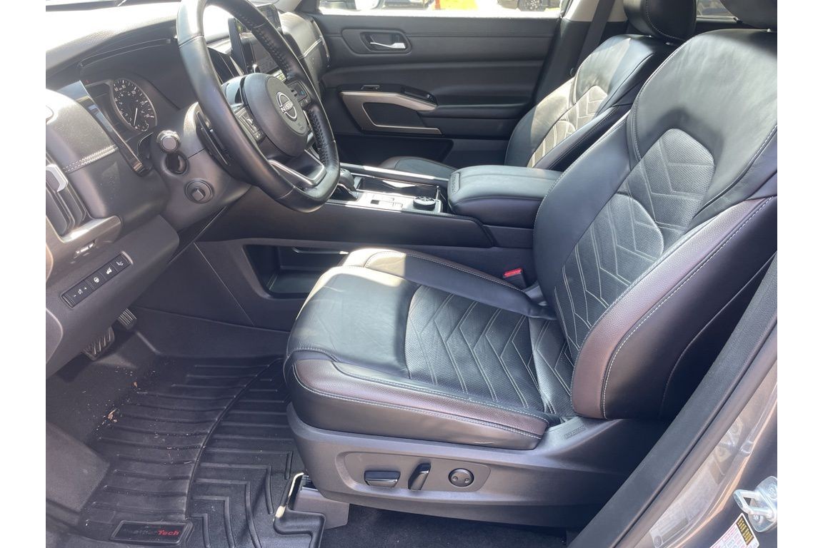 2022 Nissan Pathfinder Platinum photo 2