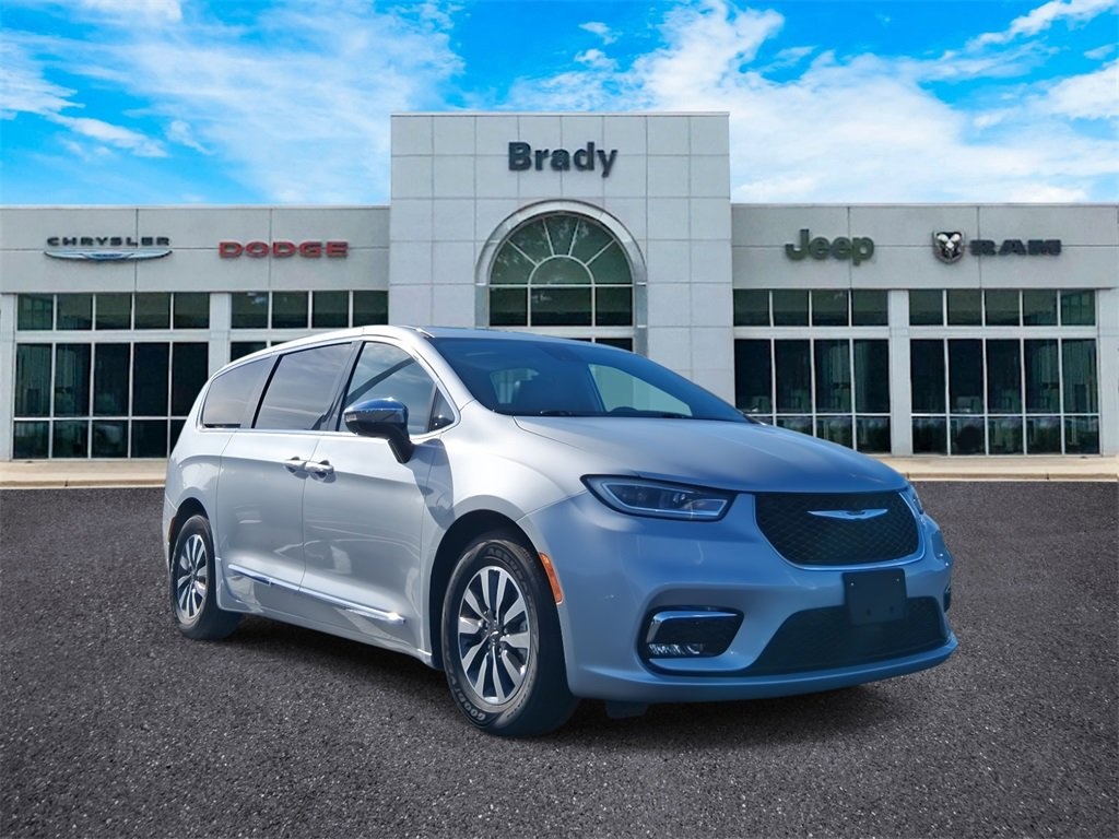 2023 Chrysler Pacifica Hybrid Limited's photo