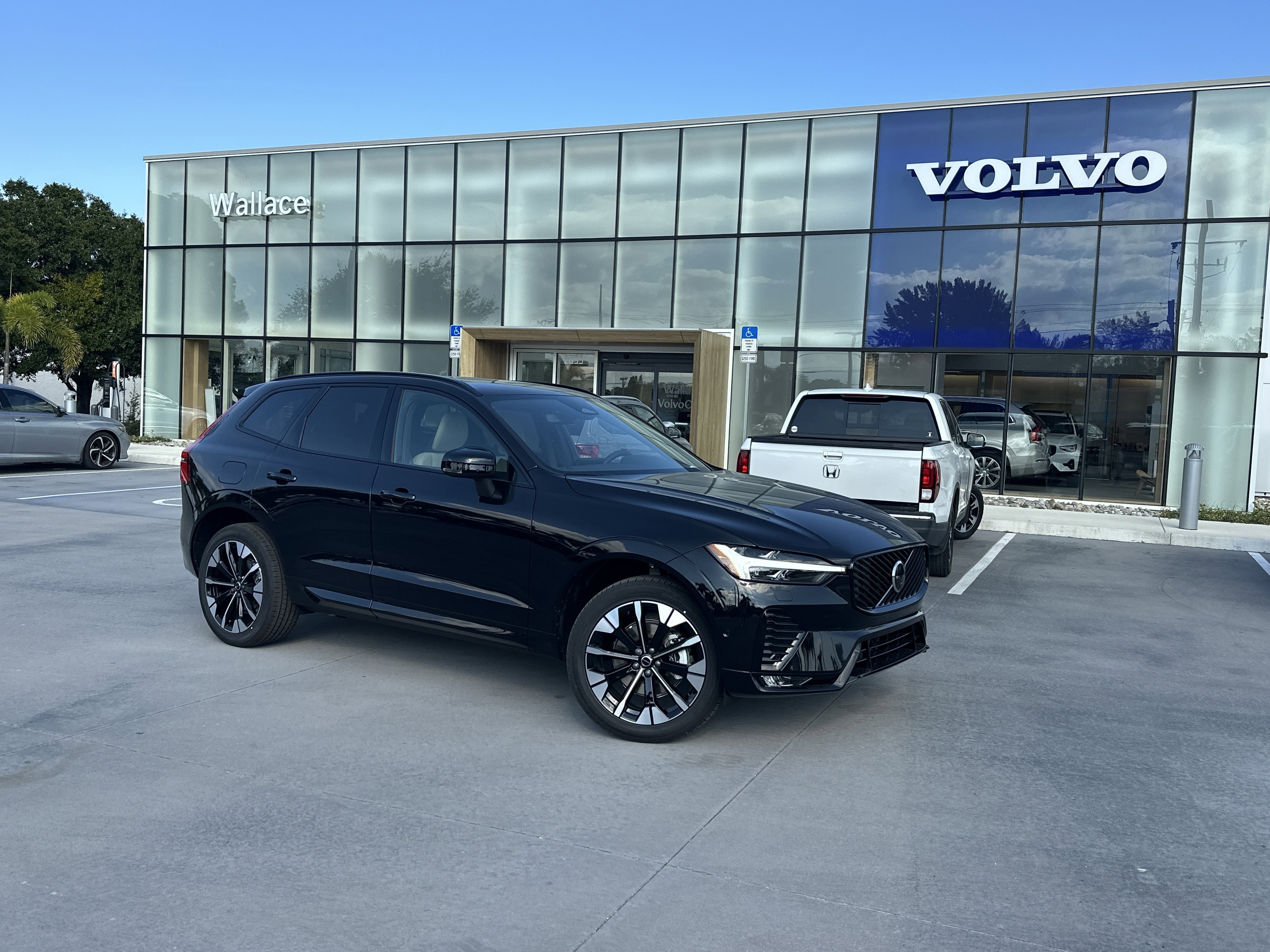 2026 Volvo XC60 Plus's photo