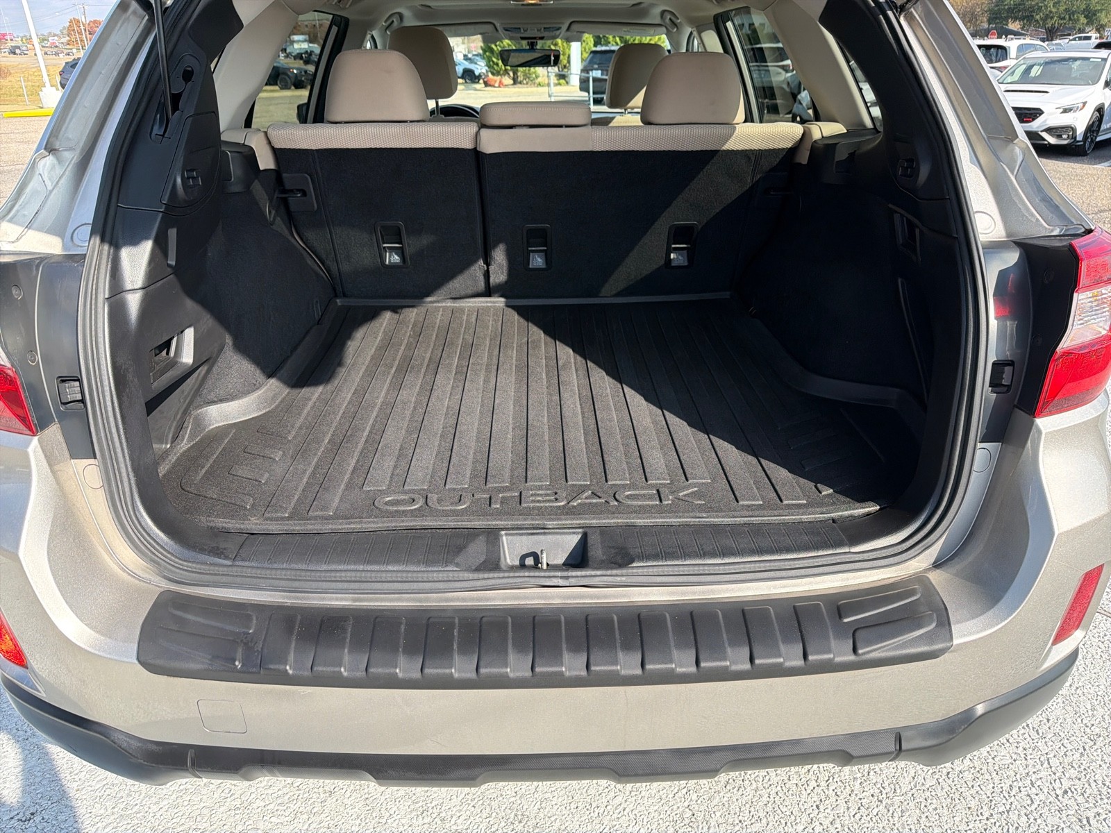 2017 Subaru Outback Premium photo 4