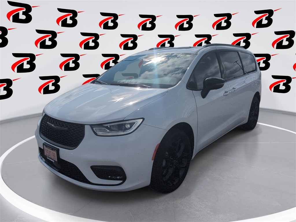 2026 Chrysler Pacifica Limited's photo