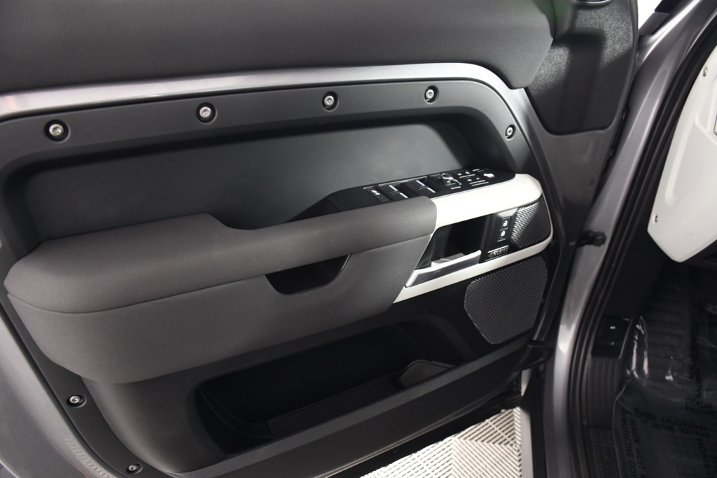 2023 Land Rover Defender 110 SE photo 14