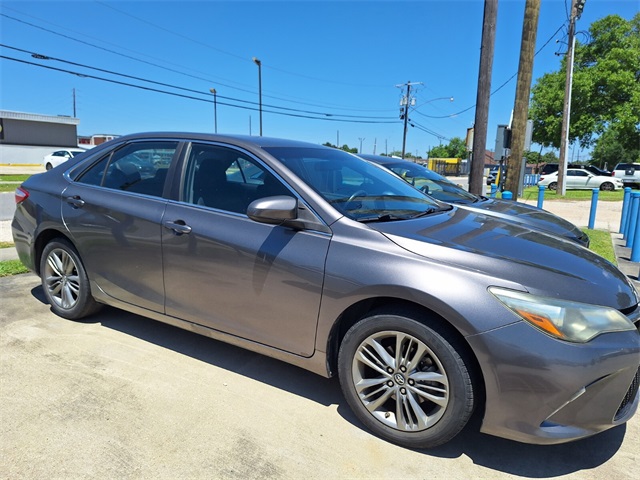 2016 Toyota Camry SE photo 3