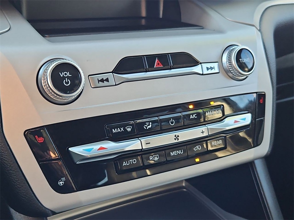 2024 Ford Explorer XLT photo 21