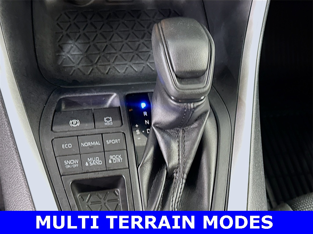 2020 Toyota RAV4 LE photo 4