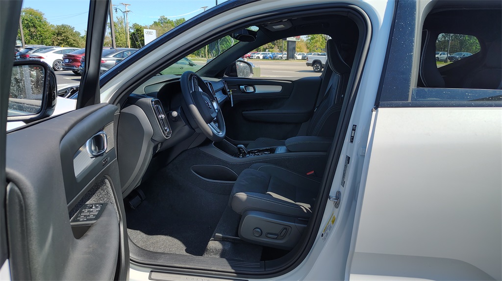 2026 Volvo XC40 photo 7