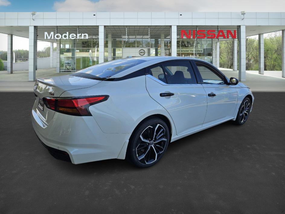 2025 Nissan Altima SR photo 4