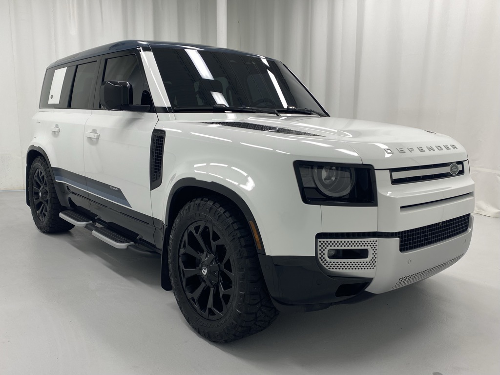 2024 Land Rover Defender 110 SE photo 2