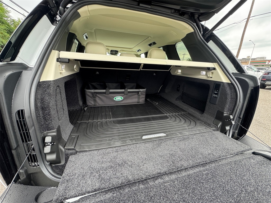 2025 Land Rover Range Rover SE photo 16
