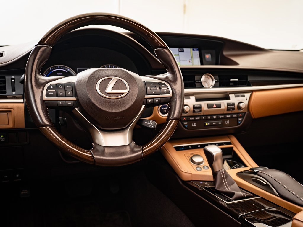 2016 Lexus ES 300h photo 4
