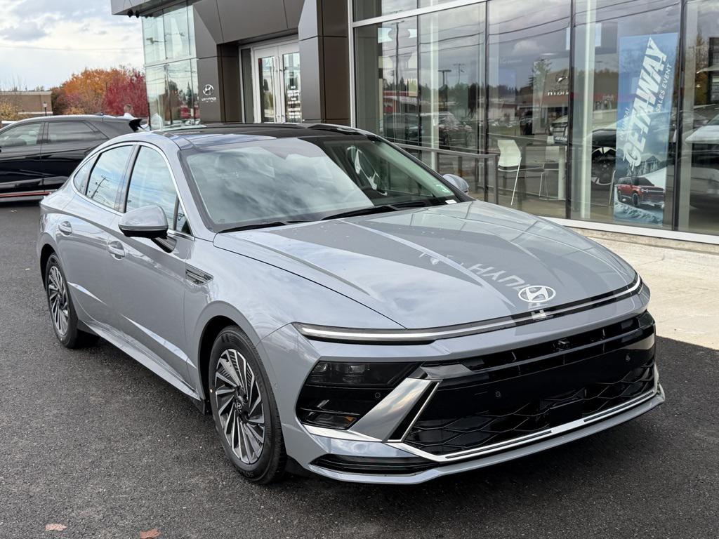 2026 Hyundai Sonata Hybrid Limited photo 2