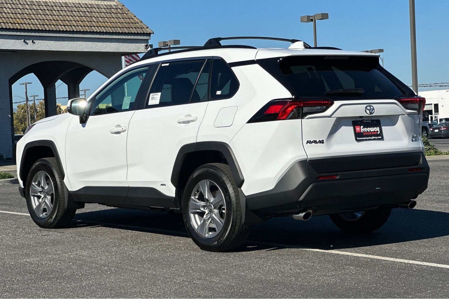 2025 Toyota RAV4 Hybrid XLE photo 4