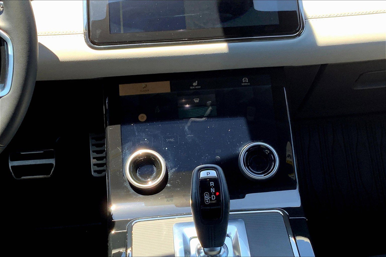2023 Land Rover Range Rover Evoque R-Dynamic SE photo 31
