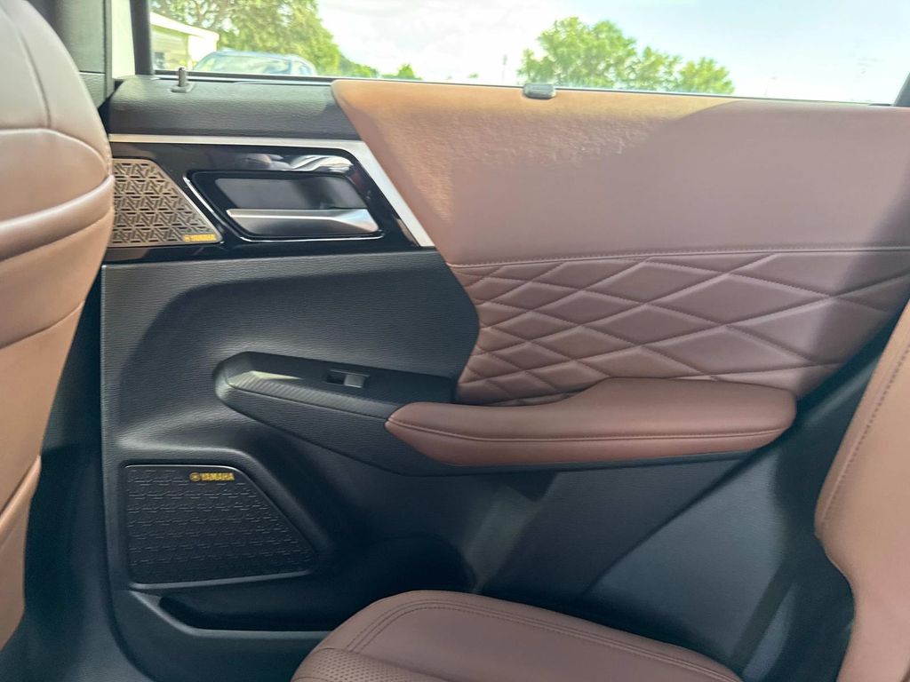 2025 Mitsubishi Outlander SEL photo 14