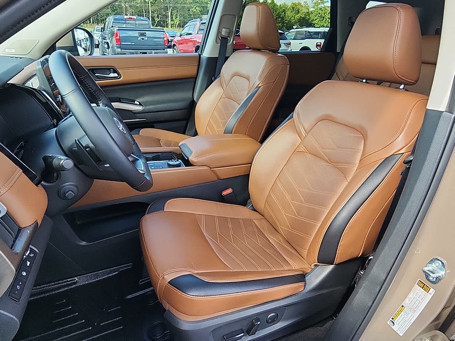 2024 Nissan Pathfinder Platinum photo 11