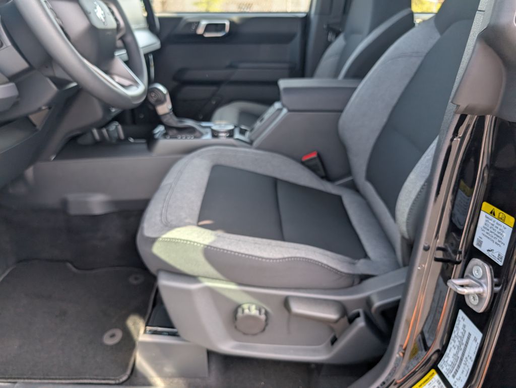 2025 Ford Bronco Base photo 7