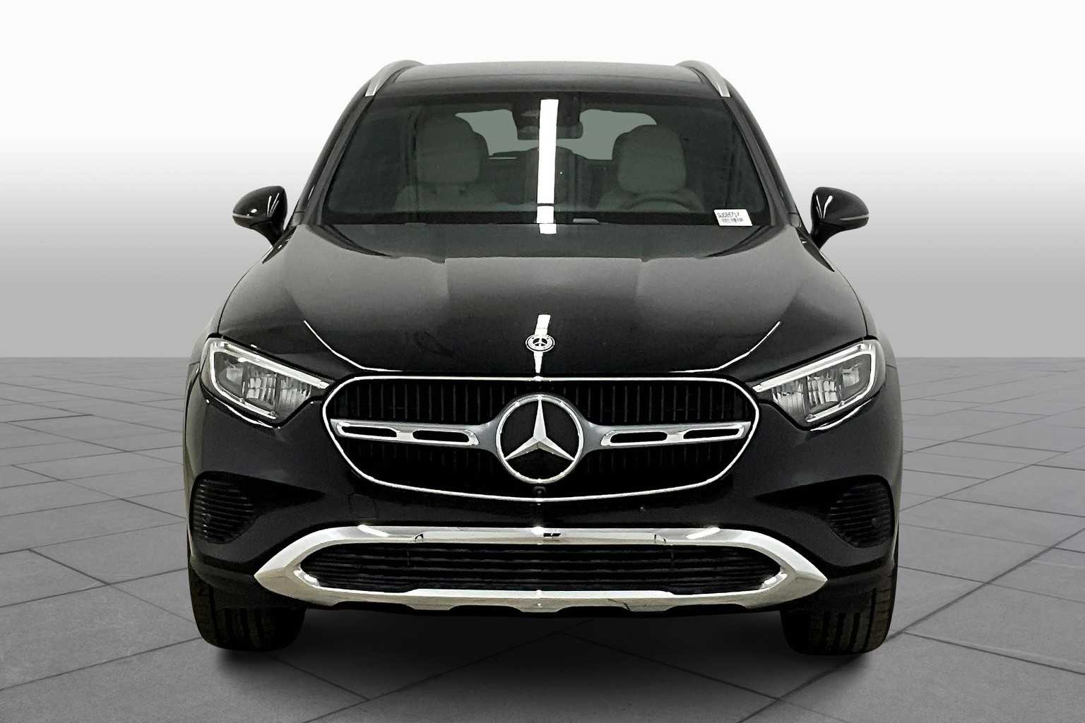 2025 Mercedes Benz GLC 300 photo 3