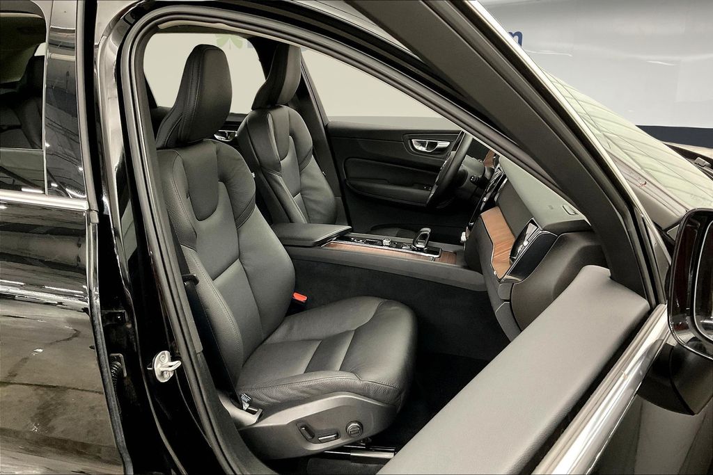 2023 Volvo XC60 B5 Plus photo 8