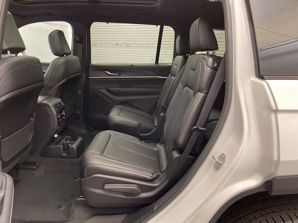 2025 Jeep Grand Cherokee Limited photo 14