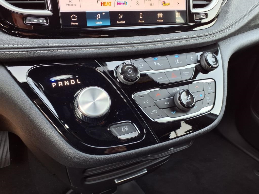 2026 Chrysler Pacifica photo 14