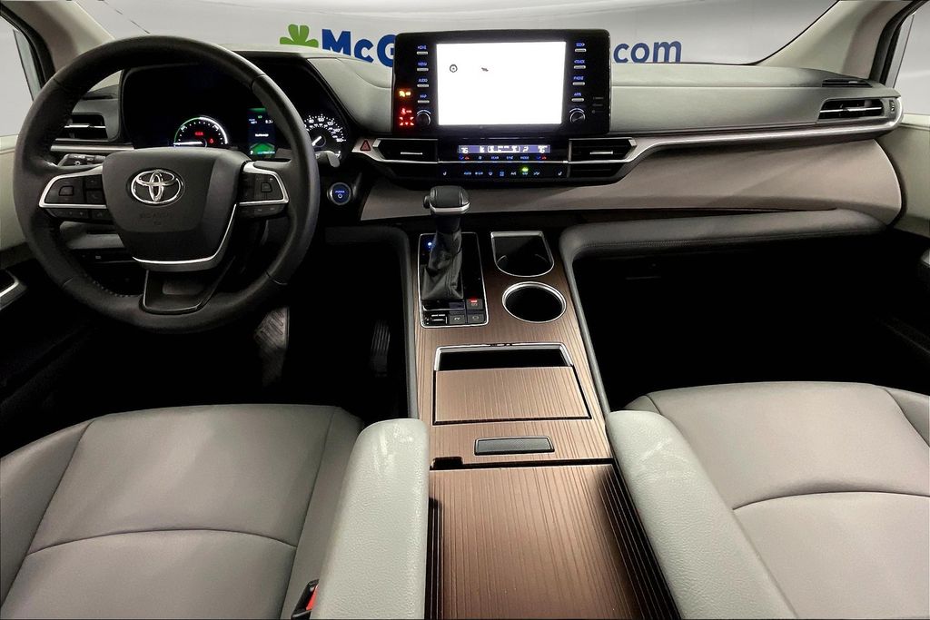 2021 Toyota Sienna XLE photo 15