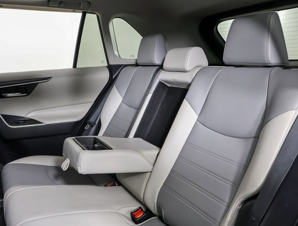 2021 Toyota RAV4 XLE Premium photo 14