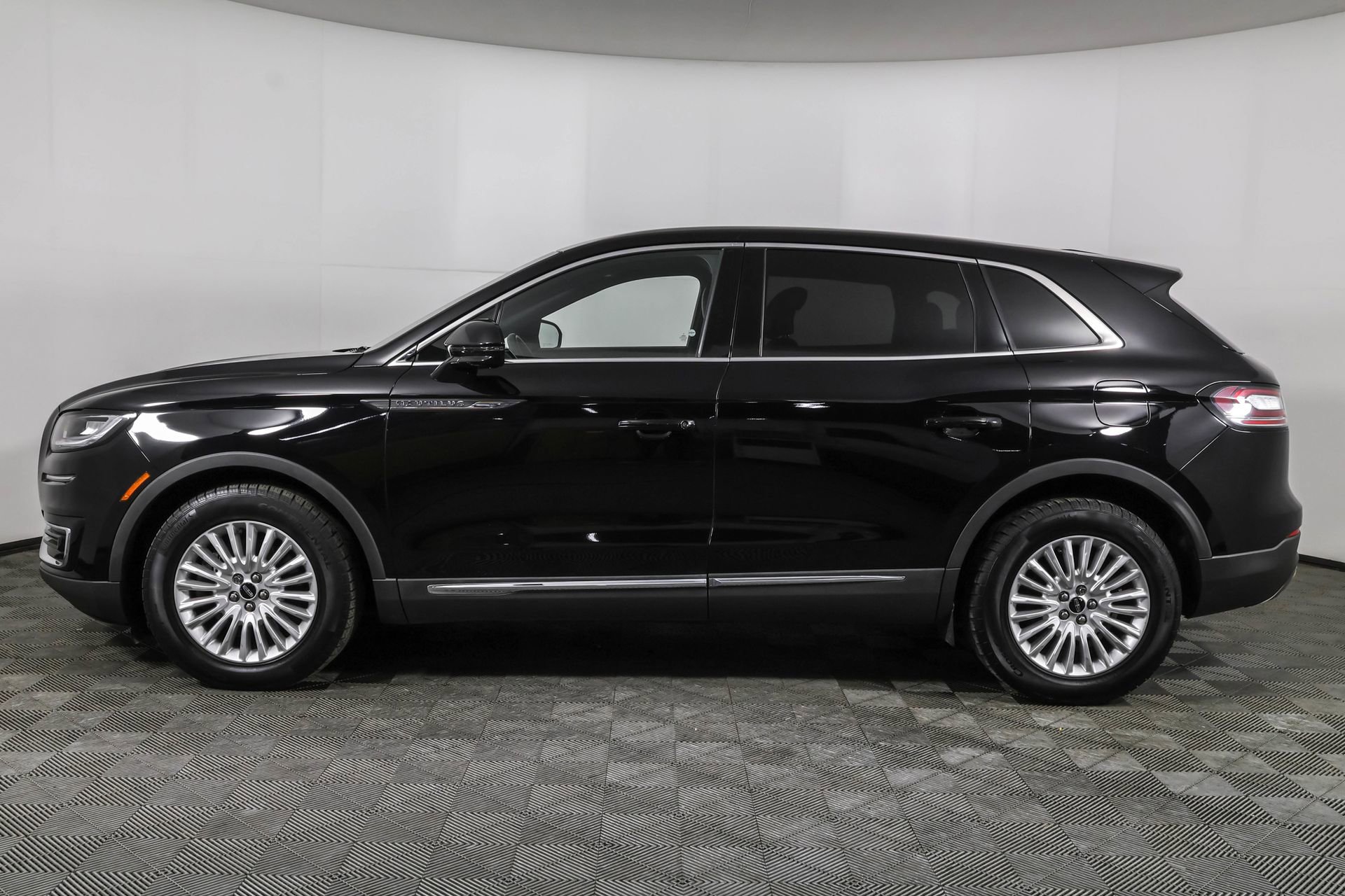 2019 Lincoln Nautilus Standard photo 3