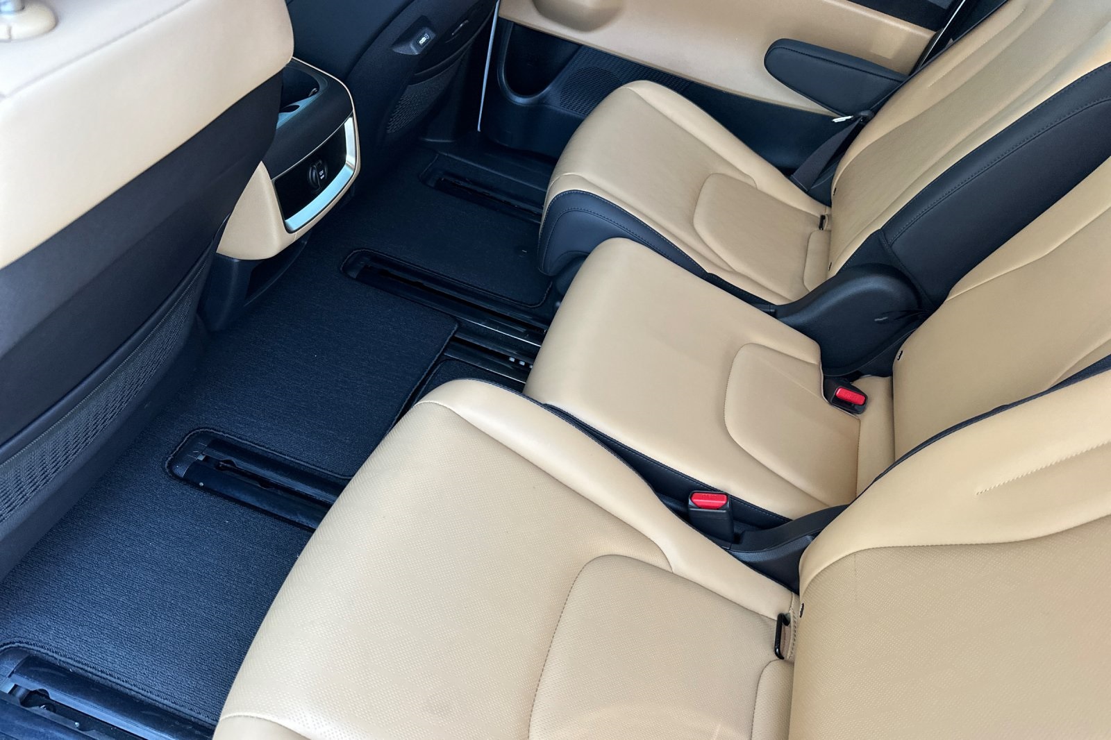 2024 Kia Carnival LX photo 12