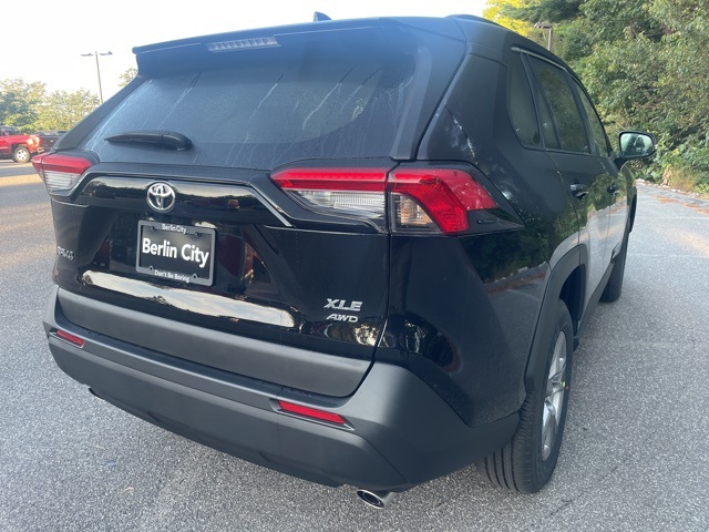 2025 Toyota RAV4 XLE photo 3