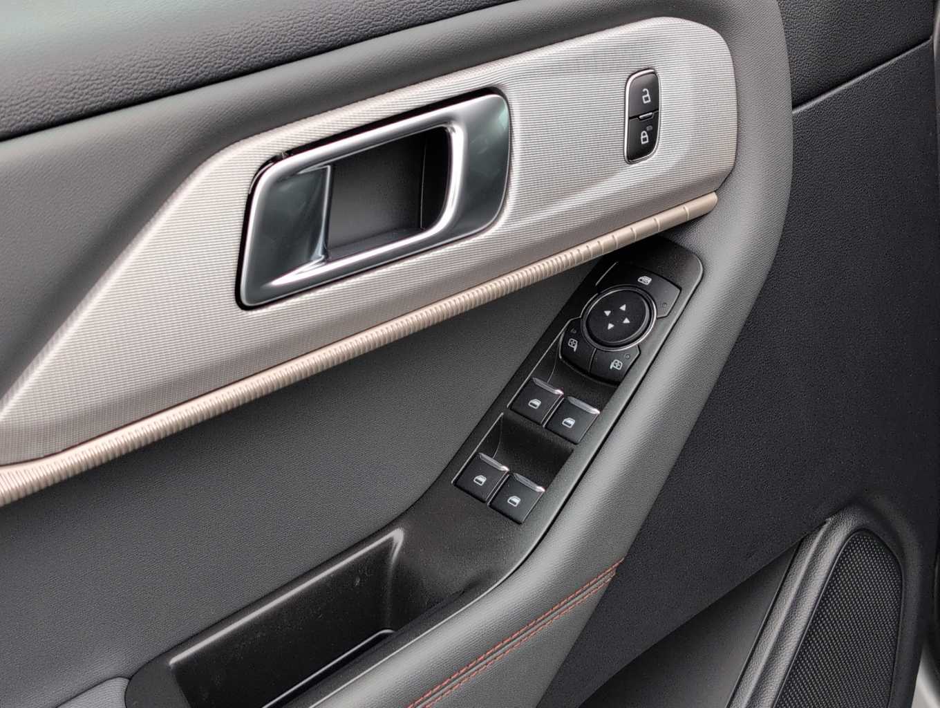 2025 Ford Explorer photo 6