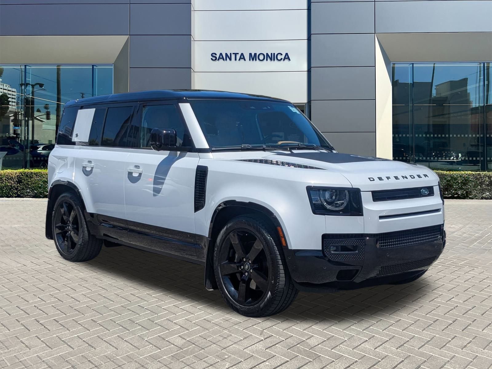 2023 Land Rover Defender 110 V8 photo 3