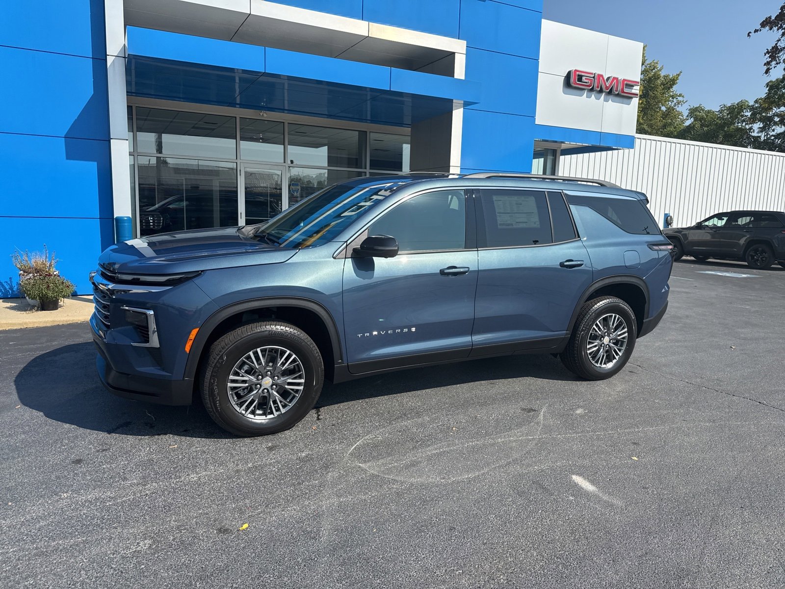 2026 Chevrolet Traverse photo 2