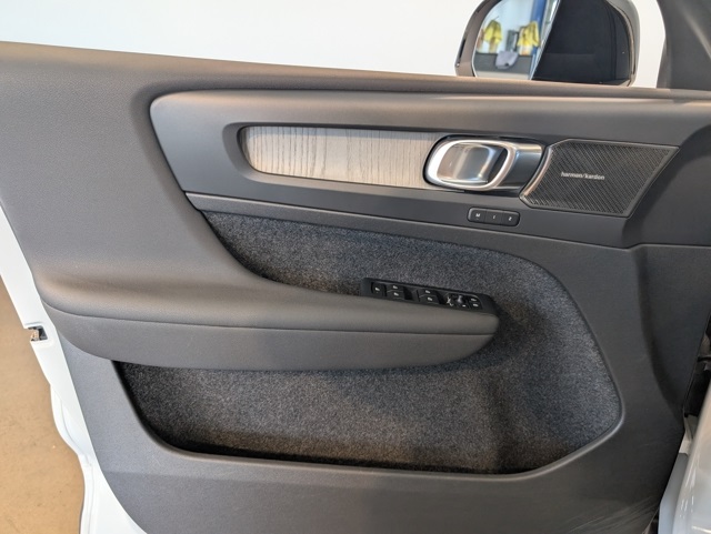 2023 Volvo XC40 Plus photo 11